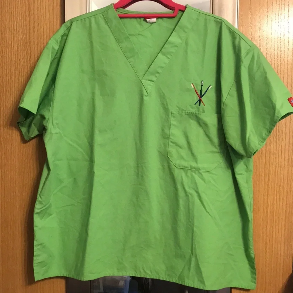 Dickies Large dental scrubs top. Green V neck with tooth brush embroidery - Picture 1 of 10